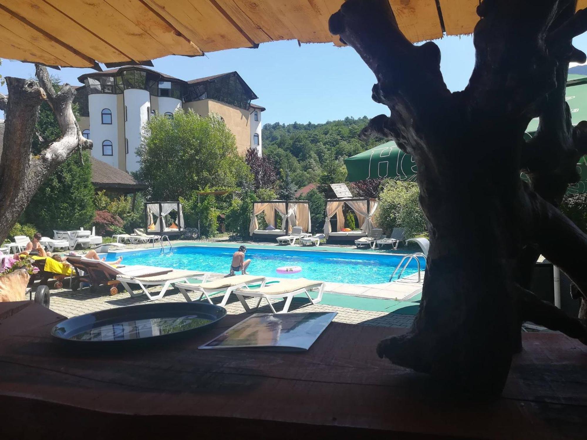 Castelul De Vis Hotel Petroşani Екстериор снимка