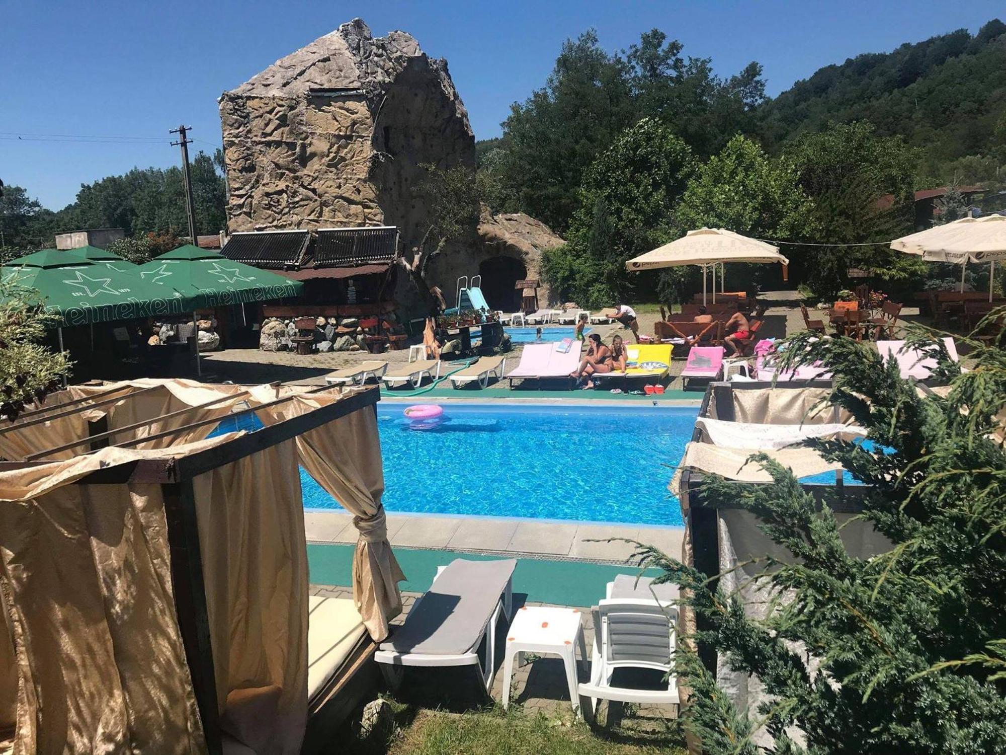 Castelul De Vis Hotel Petroşani Екстериор снимка