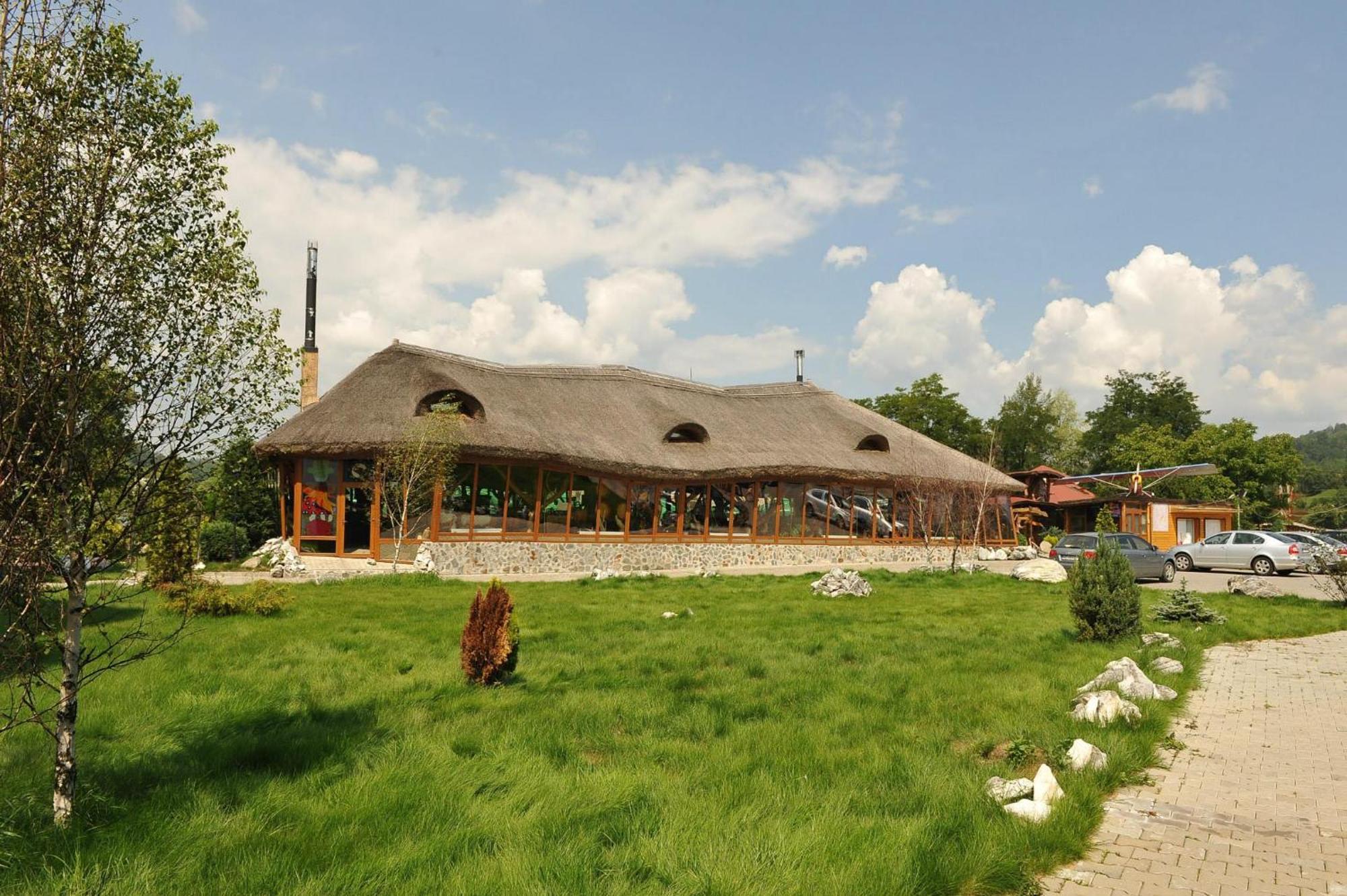 Castelul De Vis Hotel Petroşani Екстериор снимка