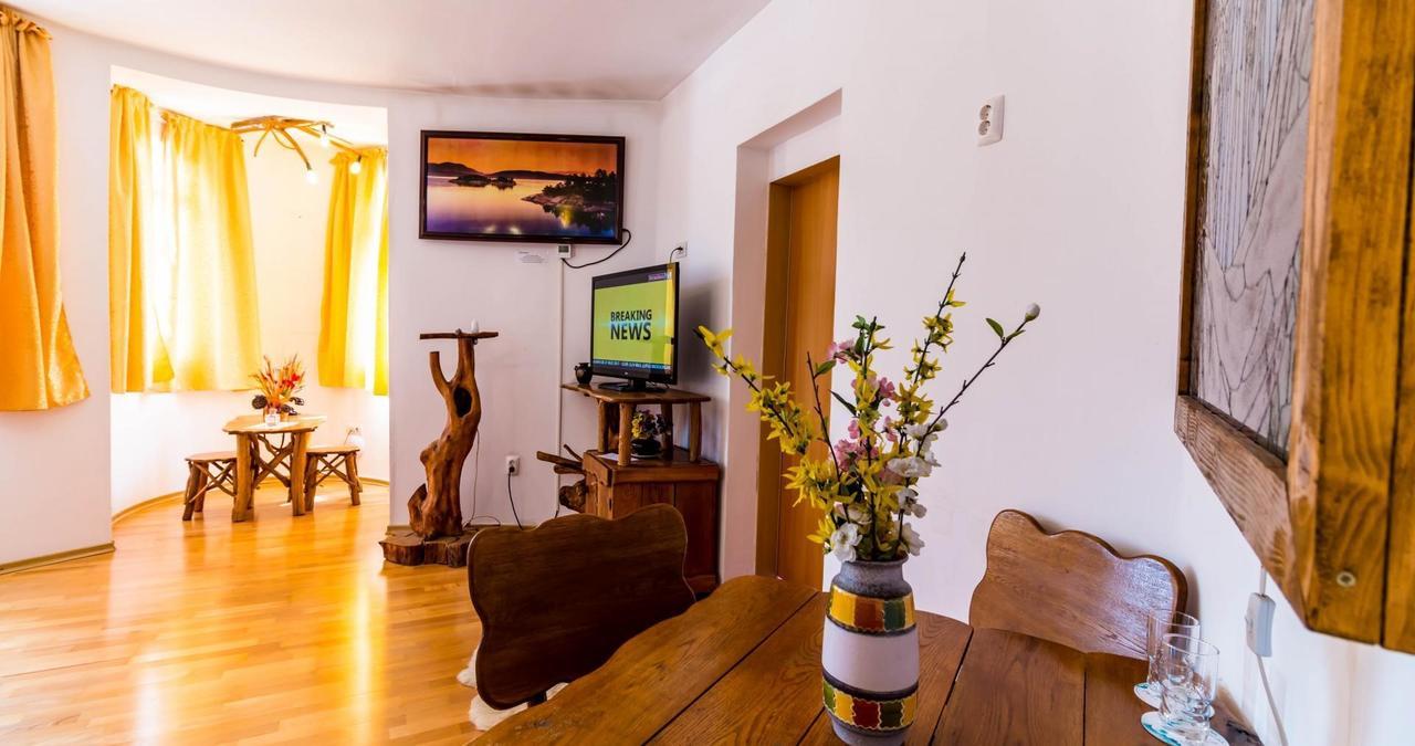 Castelul De Vis Hotel Petroşani Екстериор снимка