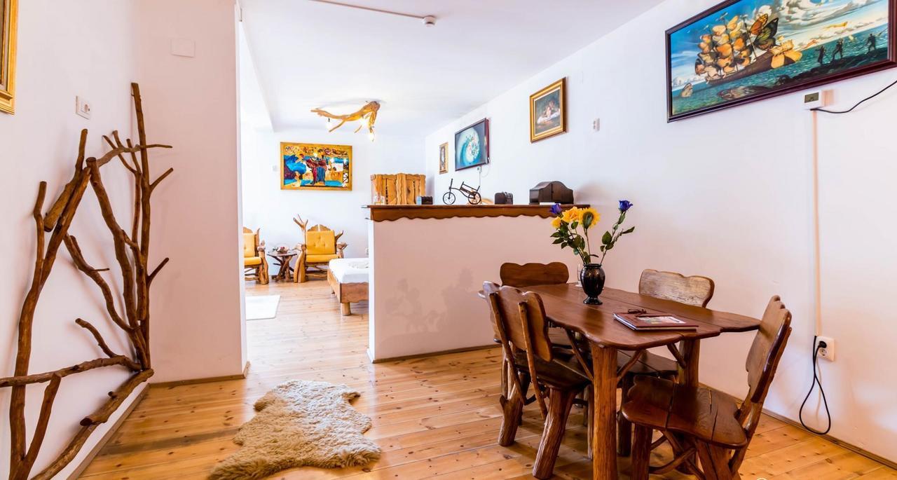 Castelul De Vis Hotel Petroşani Екстериор снимка