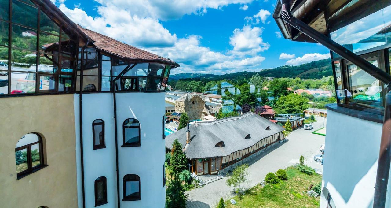 Castelul De Vis Hotel Petroşani Екстериор снимка